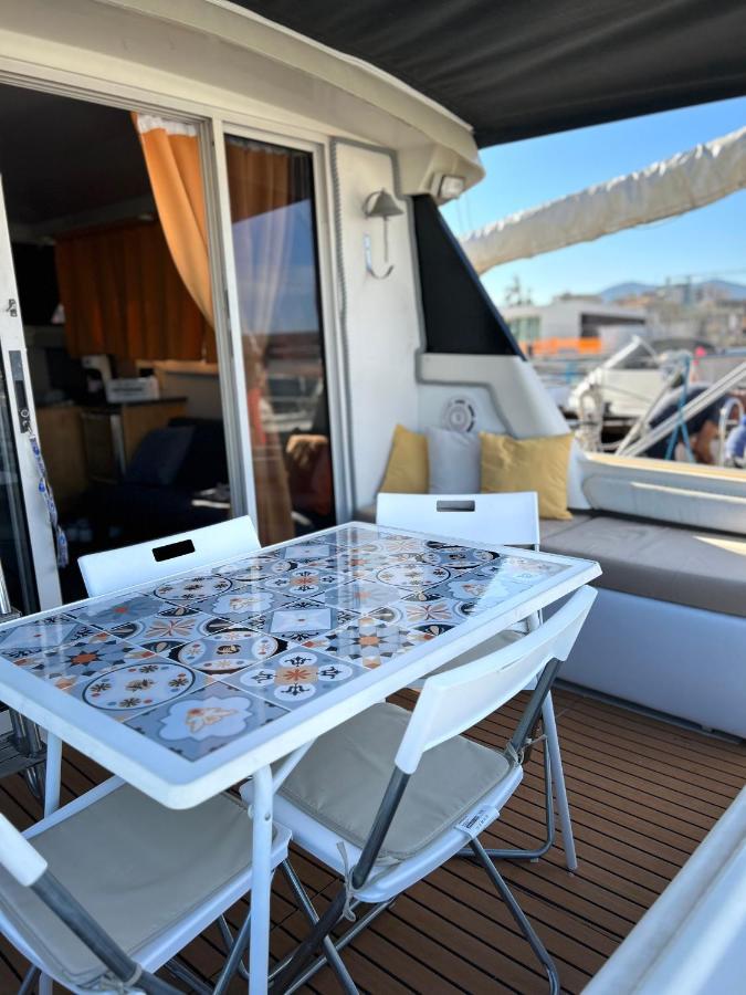 Giorgia House Boat Hotel en barco *